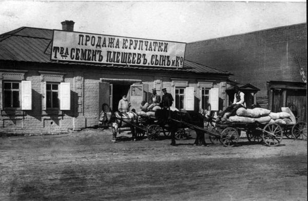 Известный семипалатинский промышленник Плещеев, которого упомянул Амантай Айтмурзаевич, построил первый на территории Казахстана водопровод в 1904 году. И прожить перед этим тысячу лет ну никак не мог.