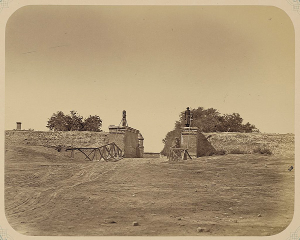 Городская стена с часовым