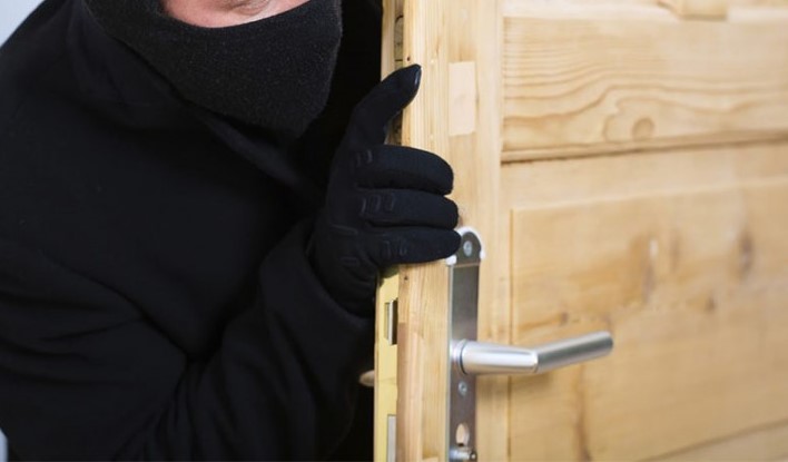 Пьяный мужчина проник в дом жительницы Акмолинской области и уснул за столом 