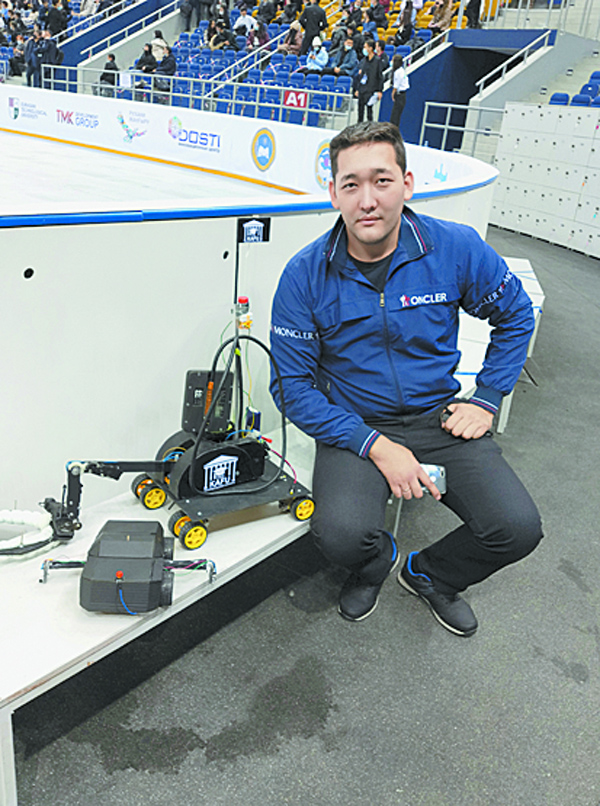 Дидар Мұратұлы и робот Турбо-300, г. Усть-Каменогорск