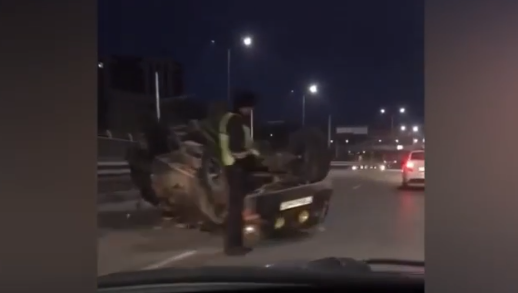 Утром 1 января в Алматы опрокинулся автомобиль - видео
