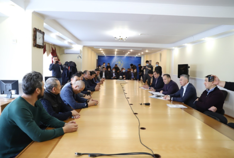 Члены правительственной комиссии ведут переговоры с инициативной группой активистов в Мангистау