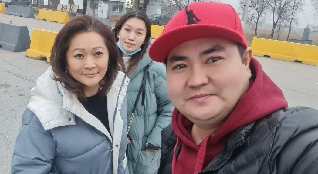 Вероника Ким с попутчицей и Маратом из Кыргызстана на границе с Казахстаном