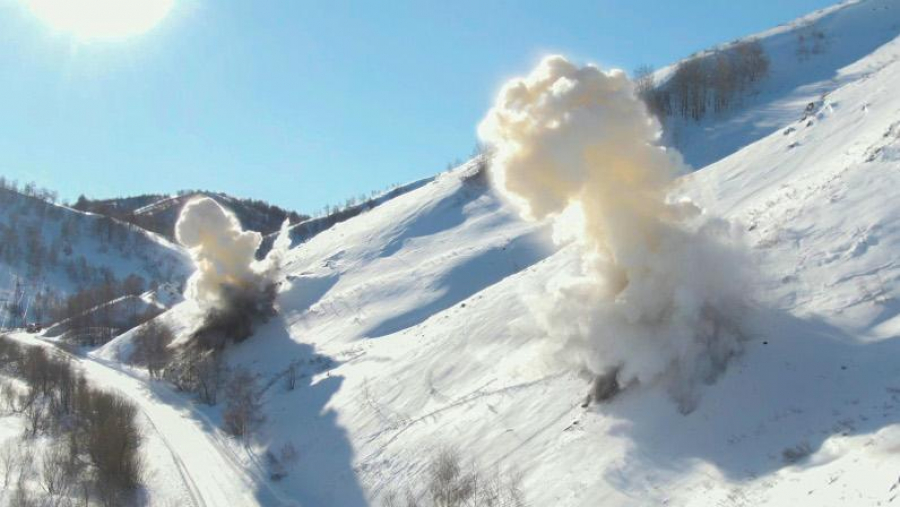 Профилактический спуск лавин провели в ВКО