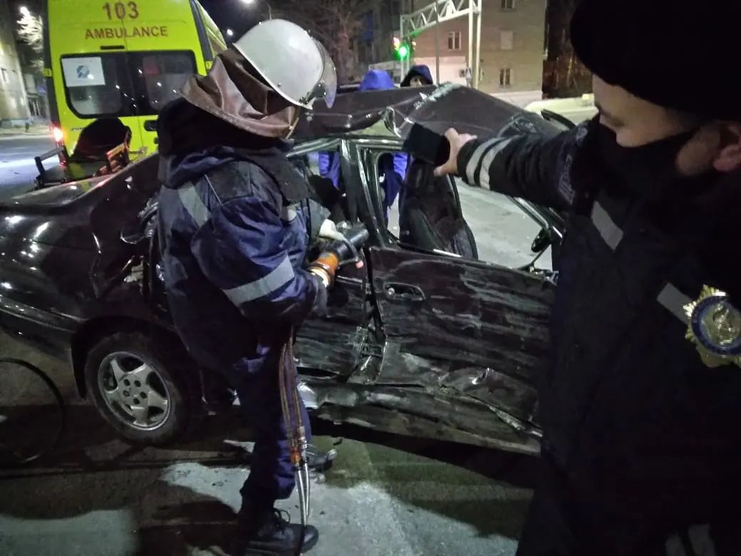 Женщину зажало в автомобиле в результате страшного ДТП в Семее