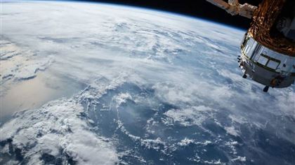 Первый полет космических туристов на борту SpaceX Crew Dragon откладывается