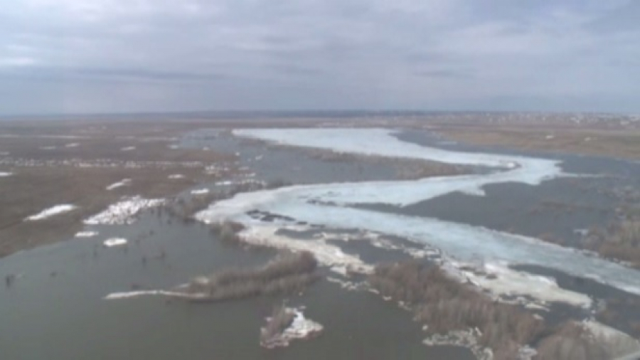 Из-за паводка отрезанными остаются села в Актюбинской области