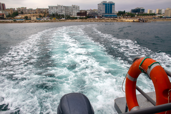 В Актау можно получить штраф за прогулку по морю на водном велосипеде