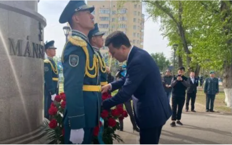 Государственный секретарь возложил цветы к памятнику Маншук Маметовой