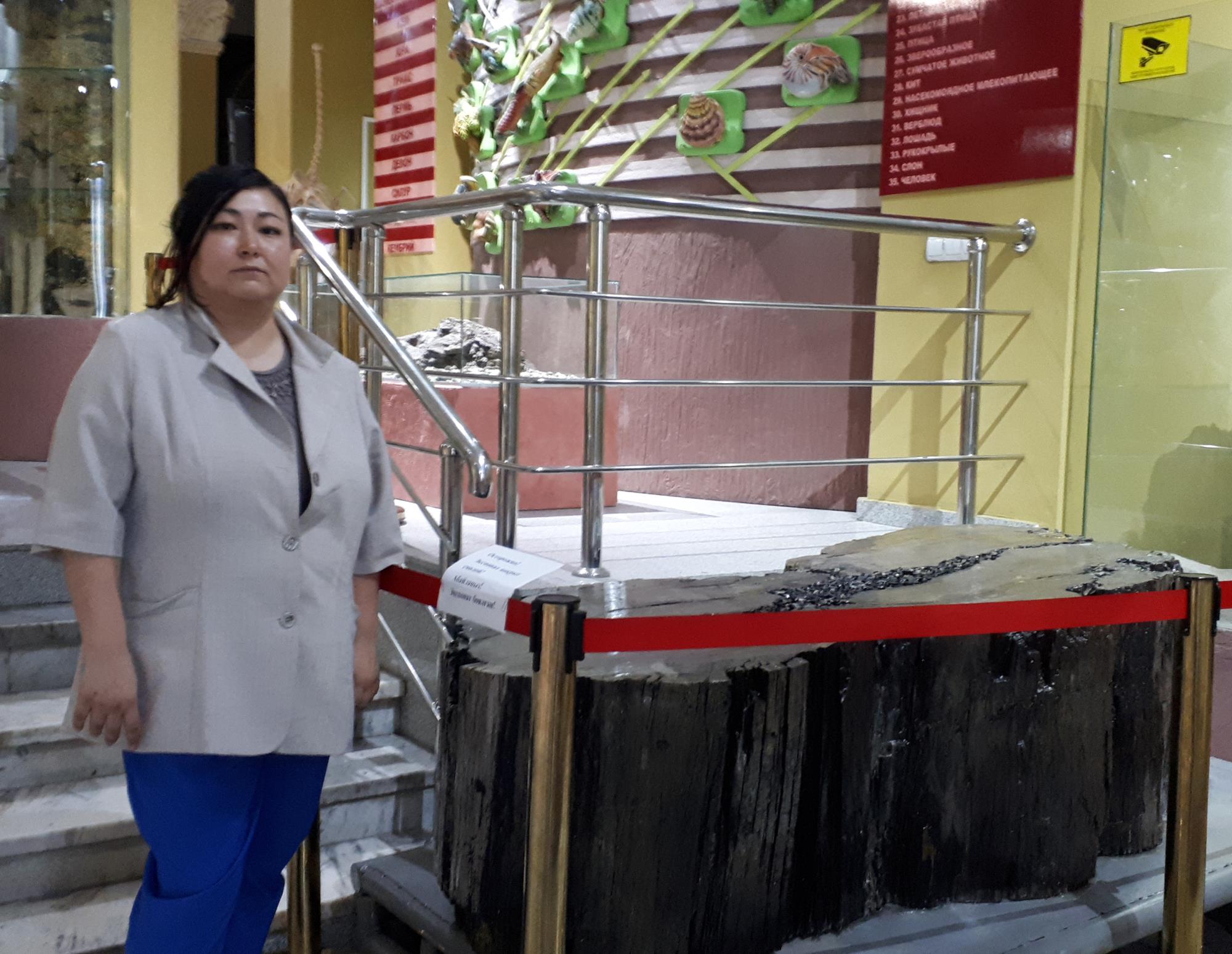 Ксения Егорова рядом с фрагментом древней секвойи