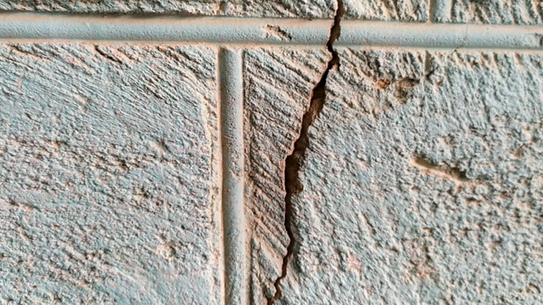 От постоянной работы отбойника на домах пошли трещины