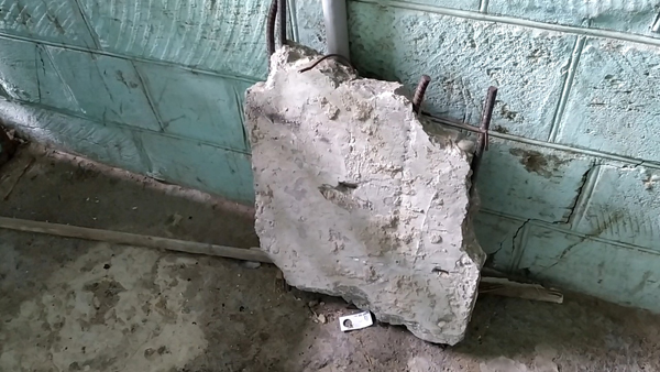 Куски бетона отваливались в ближайших к стройке домах