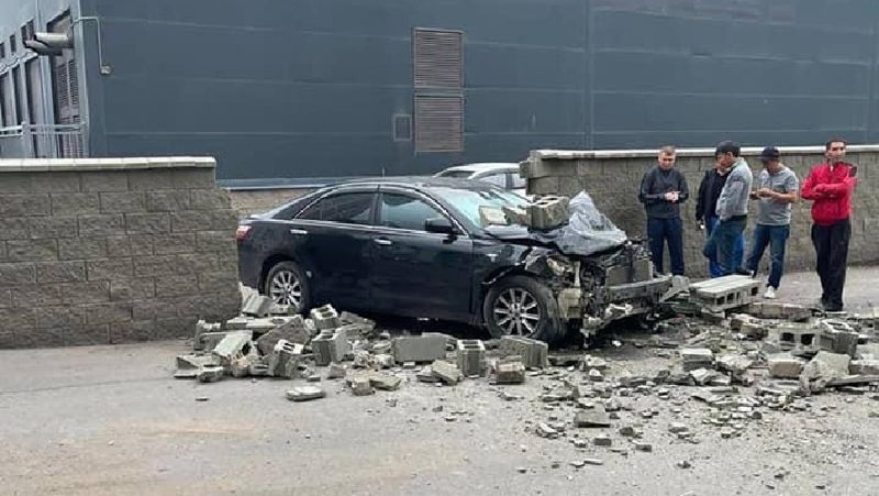 Автомобиль пробил стену на территории столичного ТРЦ