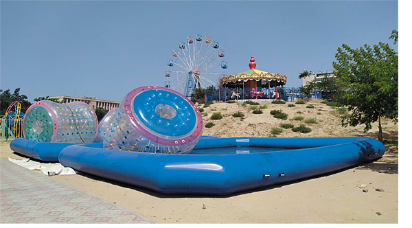 В итоге зелени в парке стало меньше, а аттракционов – больше