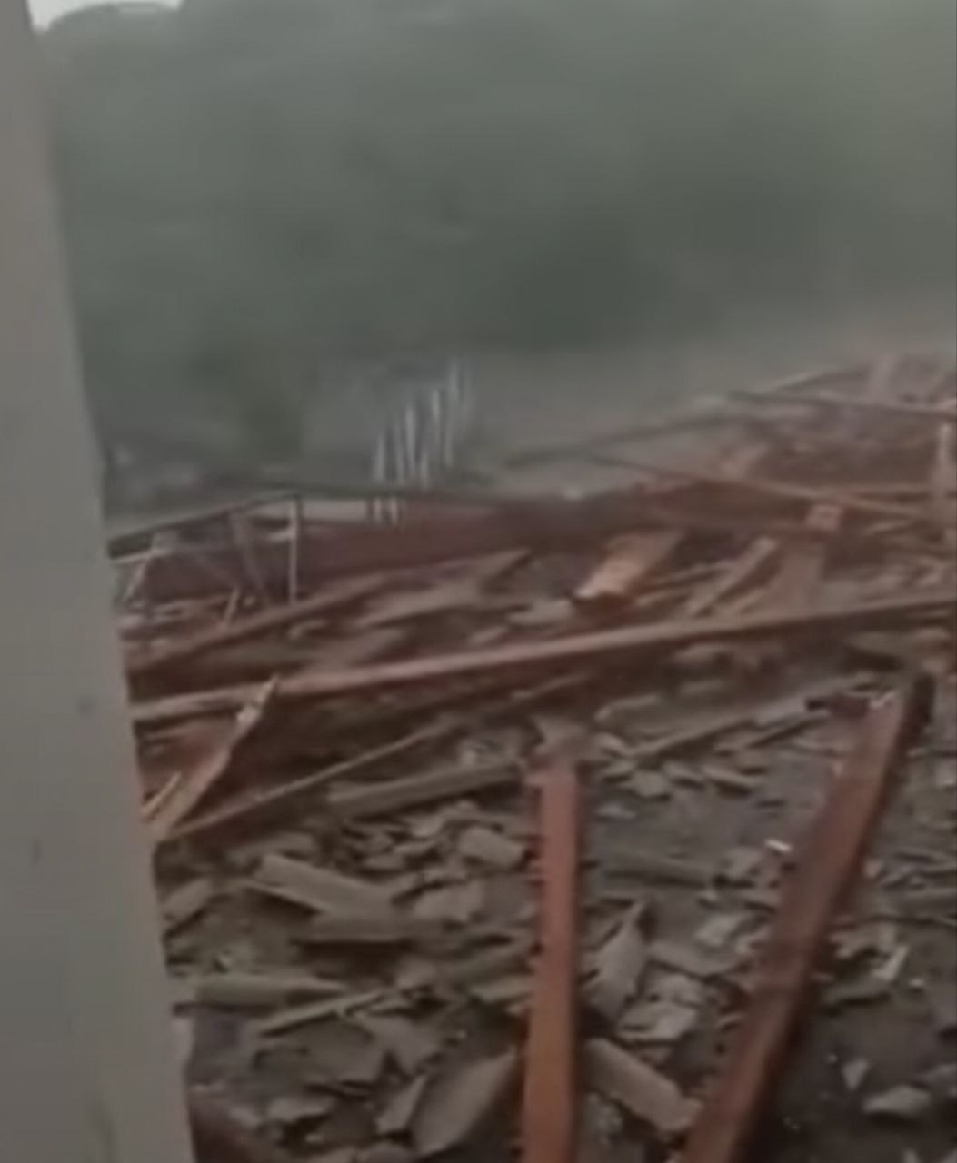 От разрушительного урагана пострадала школа в селе Чермошнянка на севере Казахстана