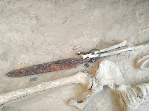 Кинжал и браслет – мужское и женское начало