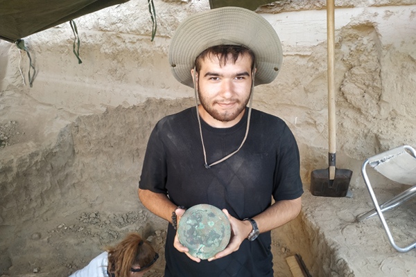 Адиль Губайдулов с сарматским зеркалом