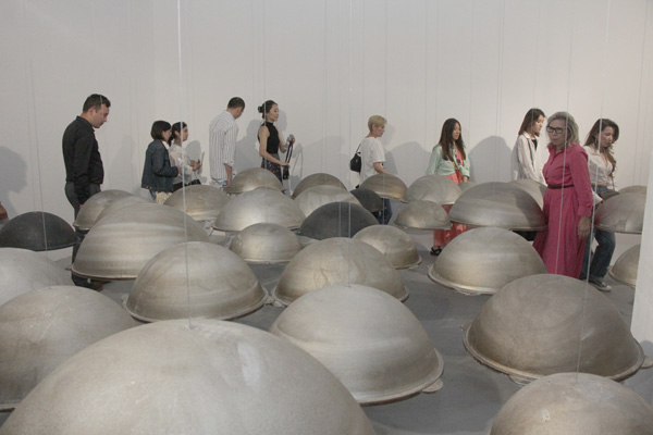 57 казанов заливают пространство галереи звоном металла