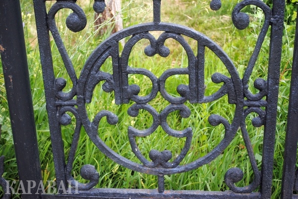 В чугунных завитках – имя Абая