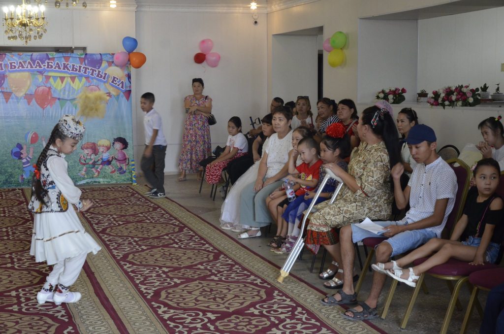 Не рядом, а вместе