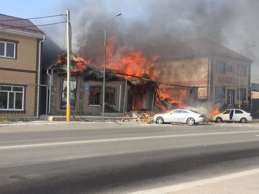 Взаперти двое. Из-за угрозы детонации боеприпасов в горящем магазине пожарные не могут попасть в подвал