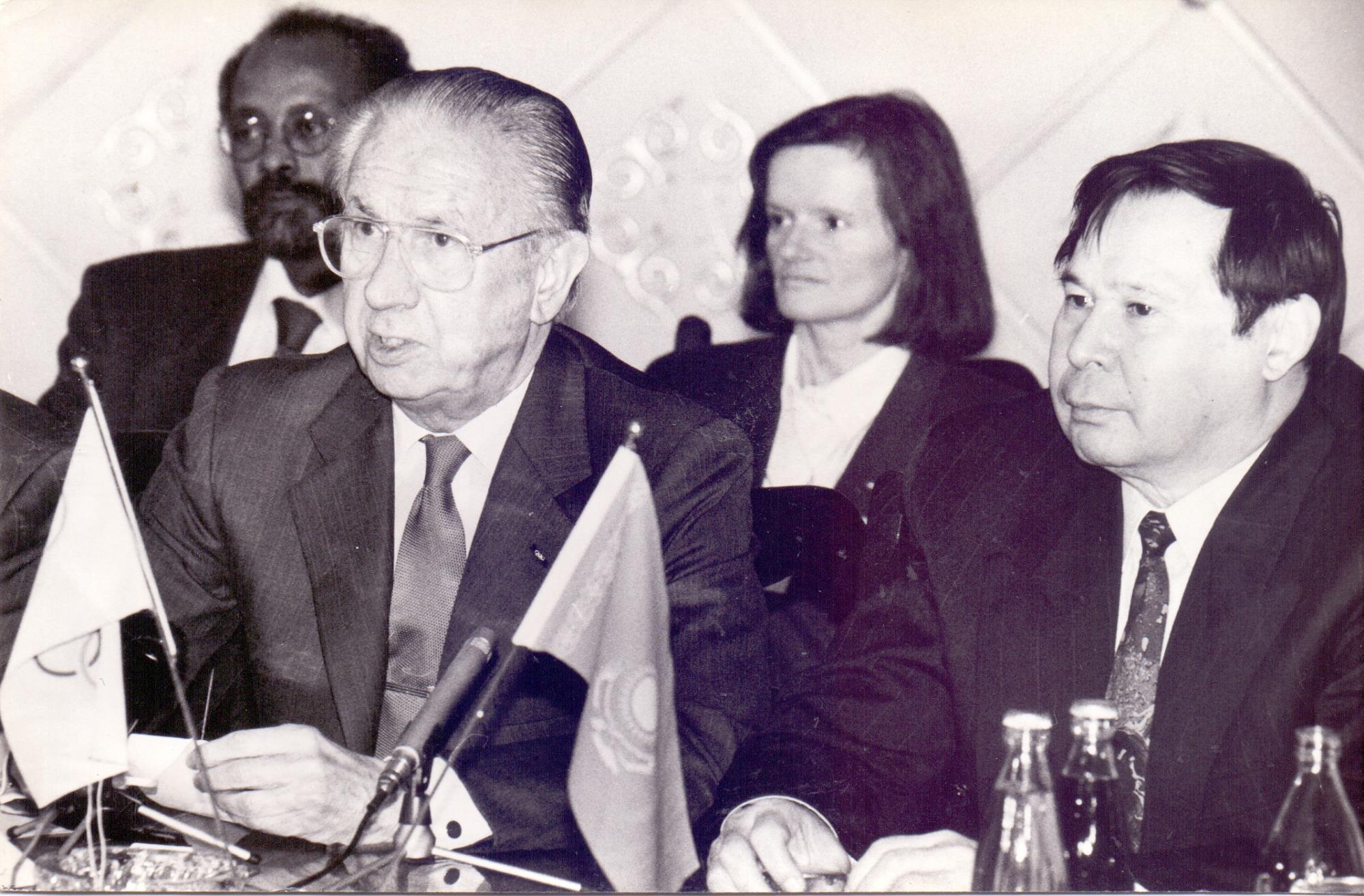 Аманча Акпаев рядом с Хуаном-Антонио Самаранчем - президентом МОК