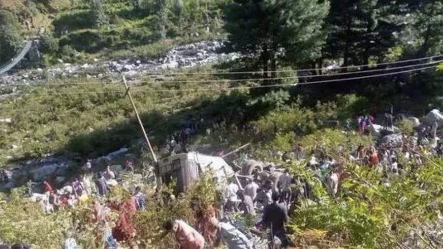 Не менее 16 человек погибли в аварии со школьным автобусом в Индии