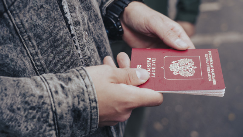 Стало известно, сколько работает россиян в Казахстане