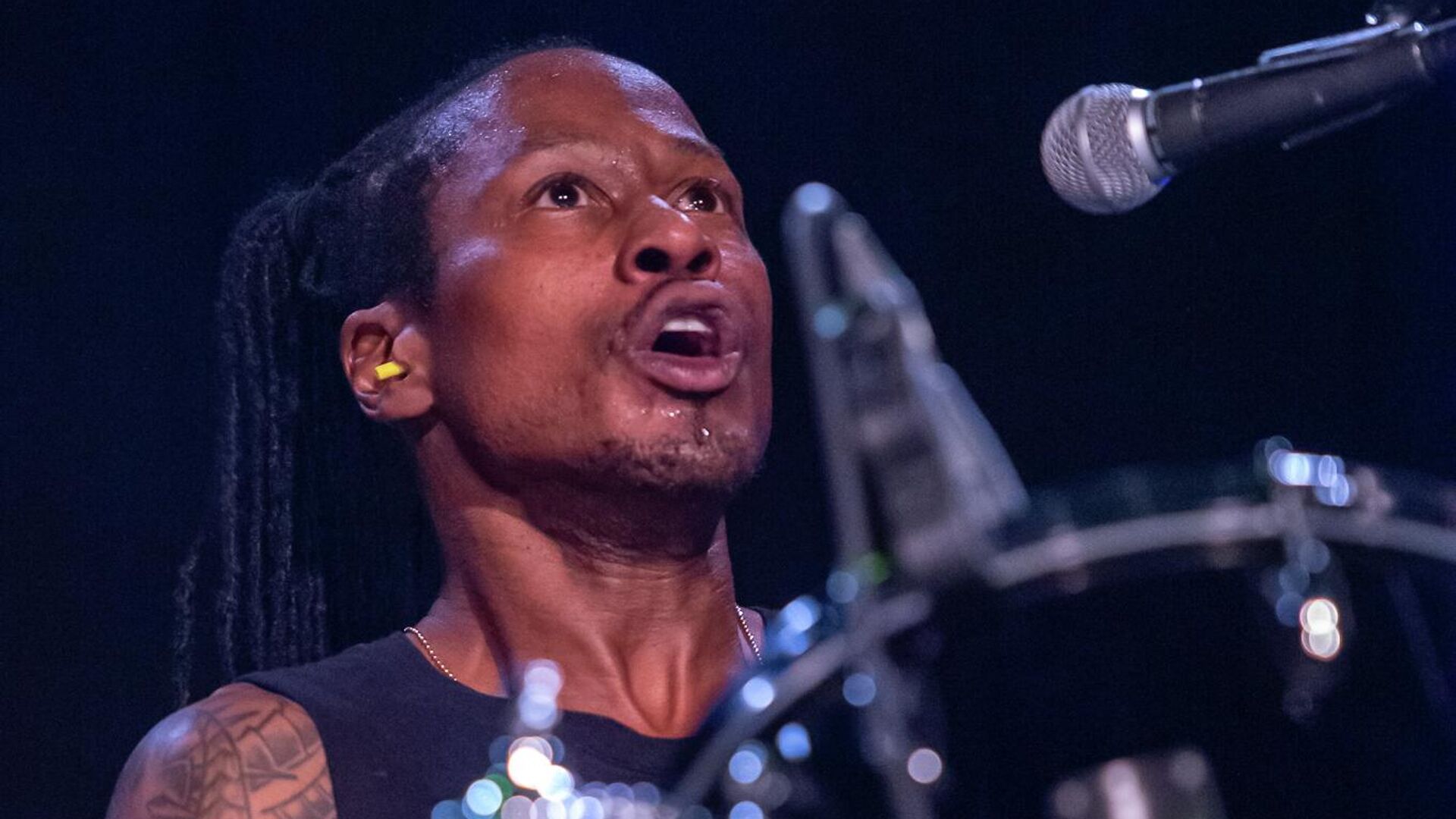 Умер барабанщик Red Hot Chili Peppers и Dead Kennedys