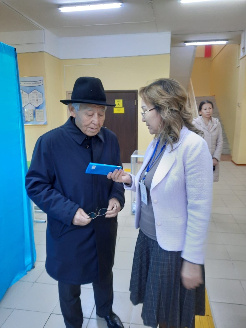 В Медеуском районе на нескольких избирательных участках встретили долгожителей Алматы