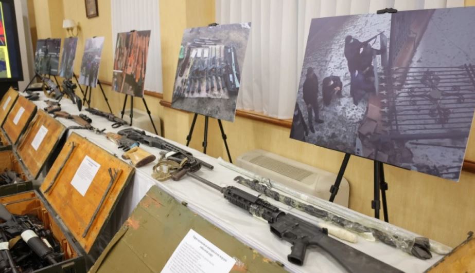 В Мажилисе показали оружие, которое изъяли во время январских событий