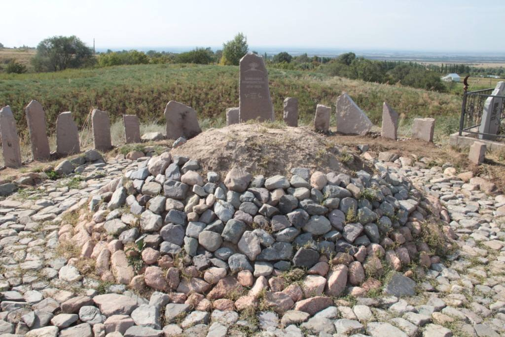 Погребение Бекмуханбета Нурмуханбетова в древнем сакском стиле: курган и менгиры вокруг