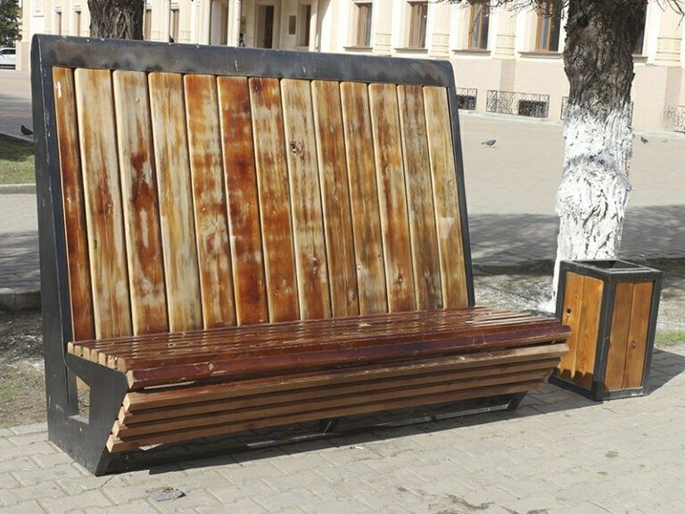 Скамейки стоимостью 333 тысячи тенге за единицу установили в Уральске