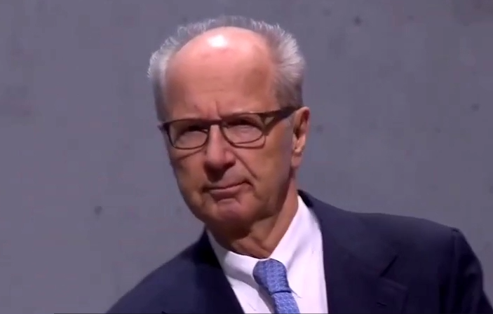 Экоактивисты бросили торт в представителя компании Volkswagen - видео