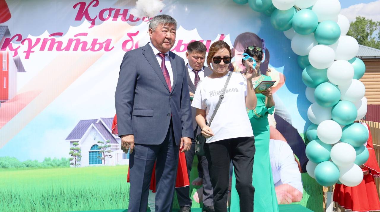 В Жарминском районе новоселам вручили ключи от 20 домов