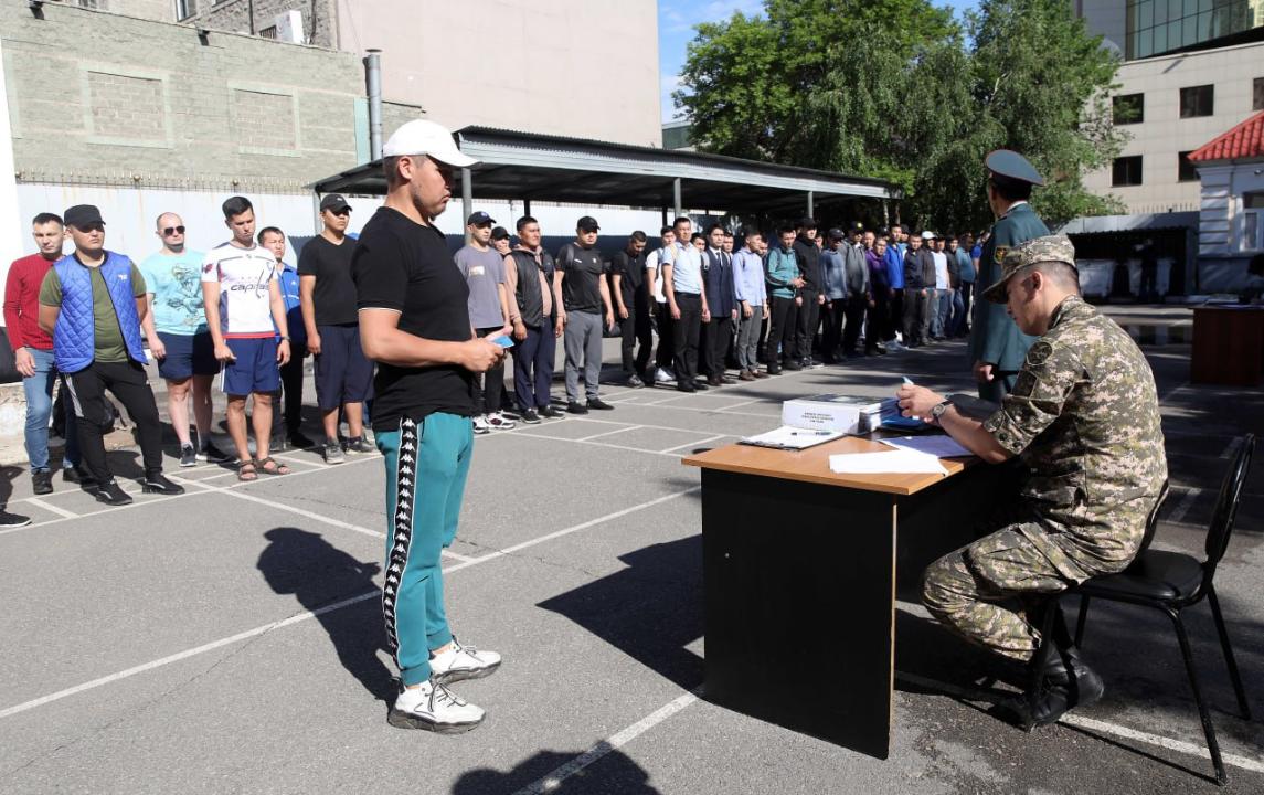 Солдаттар ант беруу кр. Когда призыв в казахстане 2024. Когда призыв в казахстане 2024. Когда призыв в казахстане 2024. Осенний призыв фоторепортаж.