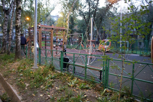Вторник, 18.30. Еще не все родители вернулись с работы. Через час на этой площадке будет шумно и многолюдно
