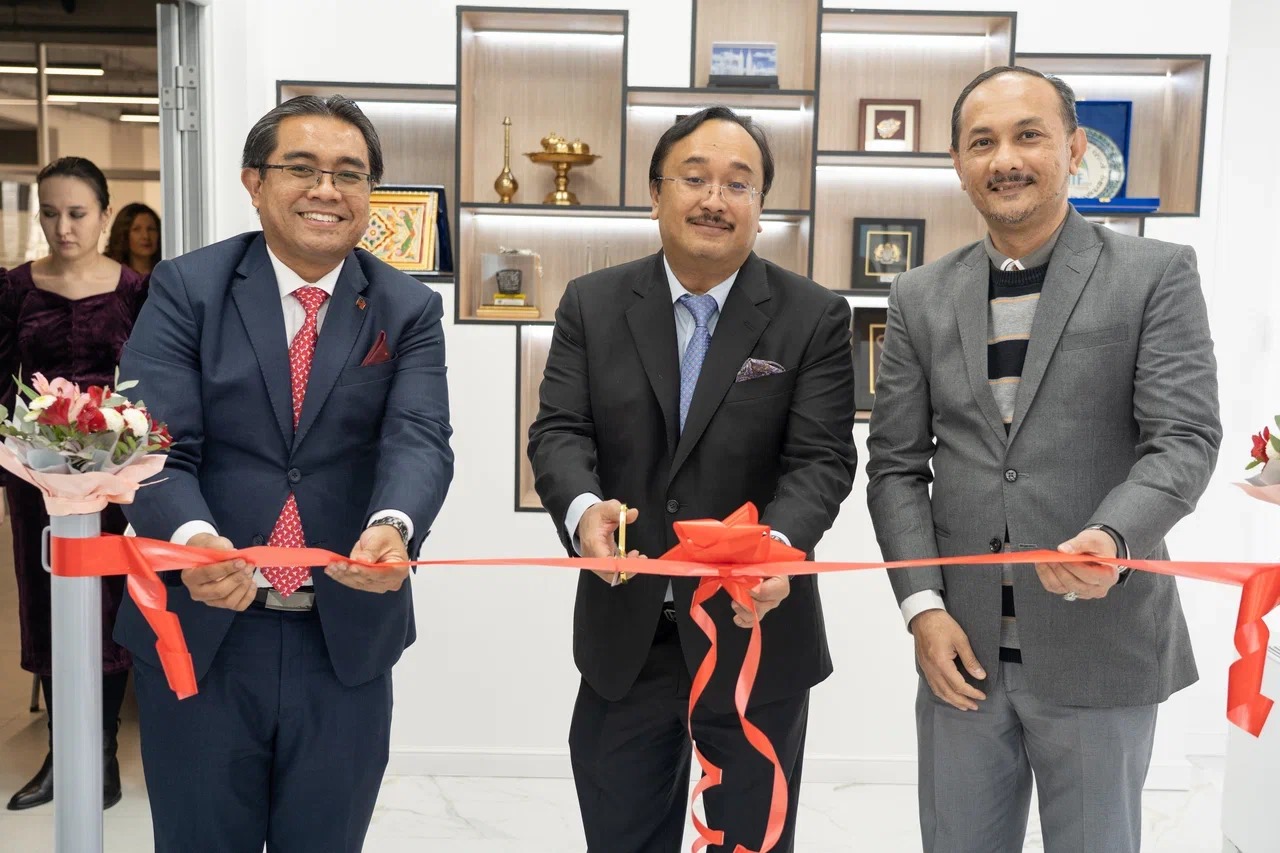 Посол Малайзии в Казахстане Его Превосходительство Мохаммад Адли Абдуллах (на фото в центре)