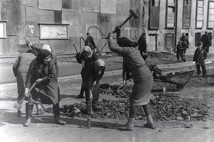 Под громкими словами о равноправии с мужчинами, женщин, включая пожилых и беременных,заставляли выполнять тяжелую работу