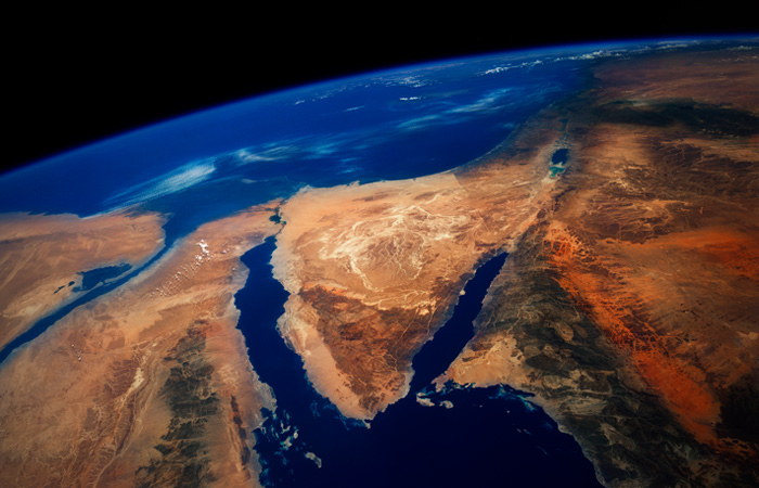 В Красном море хуситы перебили кабели связи между Европой, Азией и Африкой