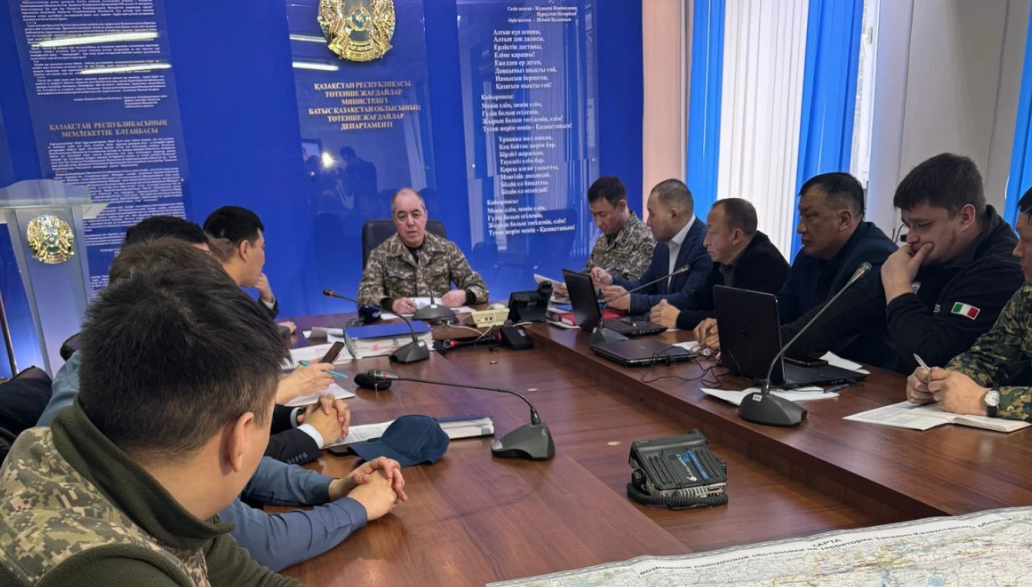 Аким Уральска получил строгий выговор из-за затопления акимата талыми водами