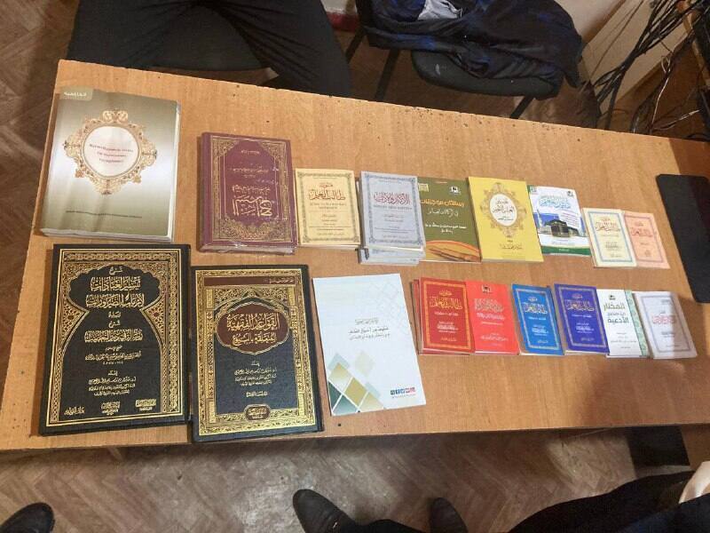 У пассажира международного авиарейса изъяли 35 книг религиозного содержания