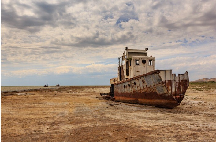 Ржавые корабли посреди пустыни стали символом гибели Арала