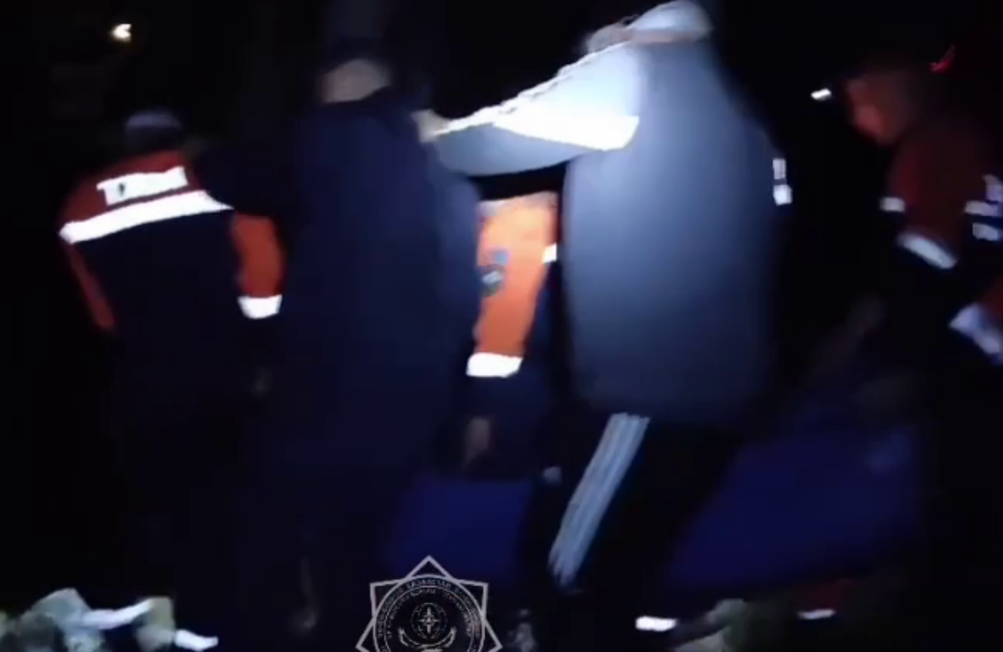 Спасатели на руках вынесли со склона горы травмированного мужчину