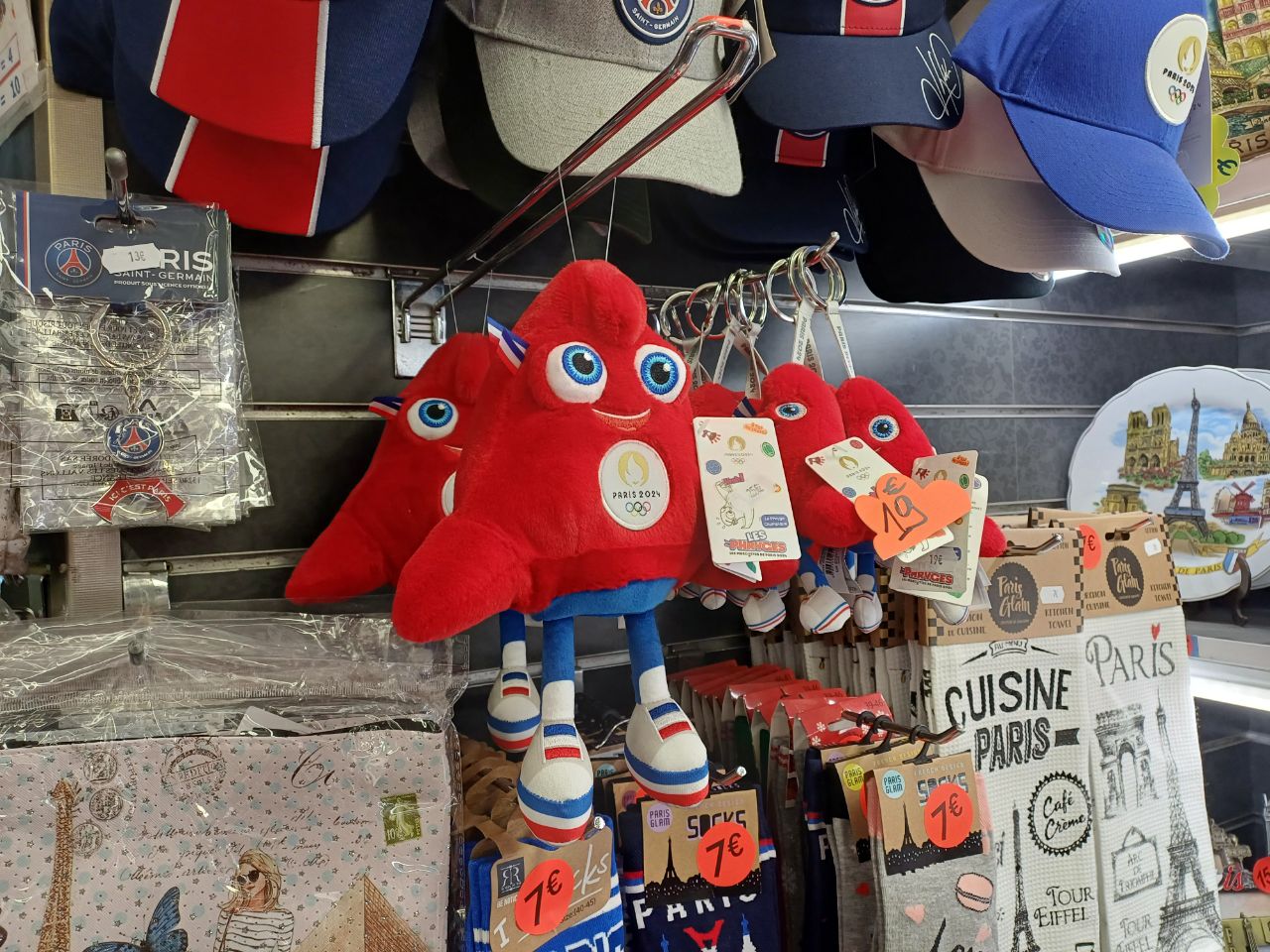 Официальные талисманы ОИ-2024 в киоске в переходе Парижа. Фото: Альберт Ахметов Caravan.kz
