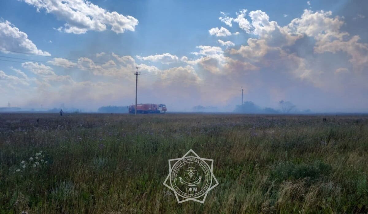 В Астане горит сухостой