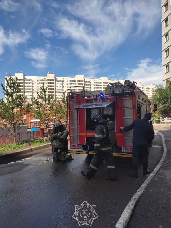 В Астане пожарный спас из огня 15-летнюю девочку